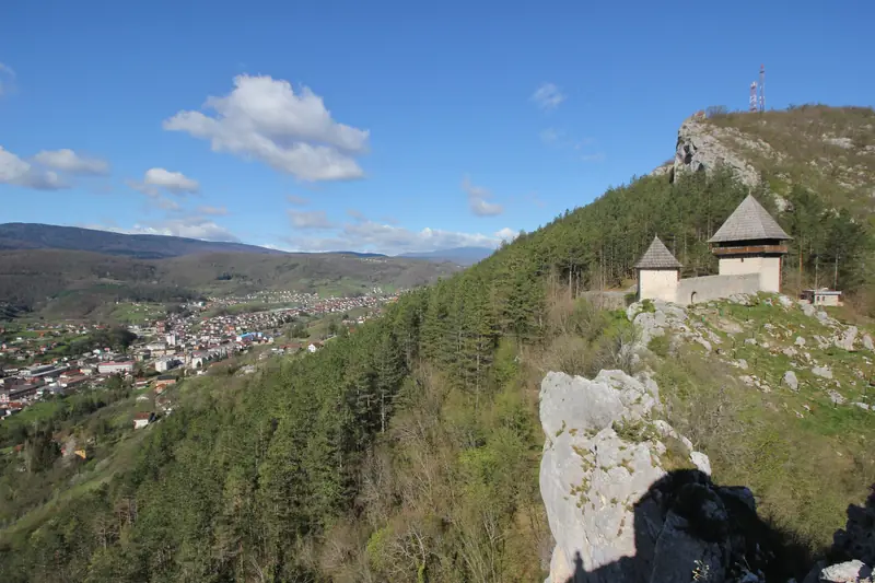 Tvrđava Ključ na stijeni iznad grada.